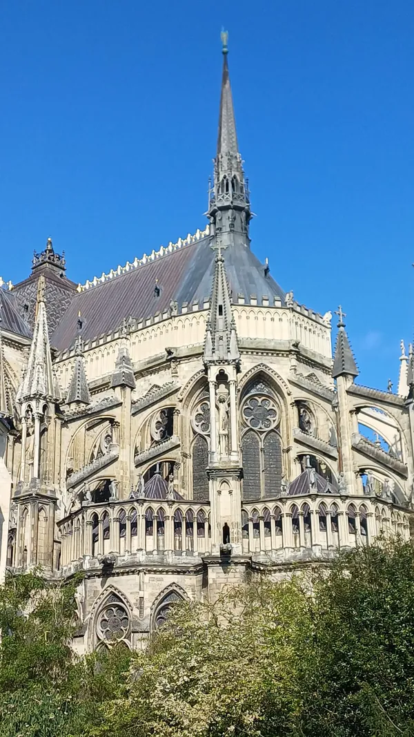 Reimsin Notre-Dame takaa päivällä