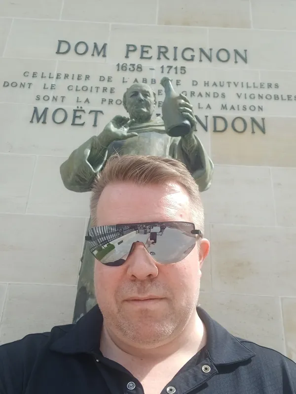 Tomi ja Dom Pérignonin patsas
