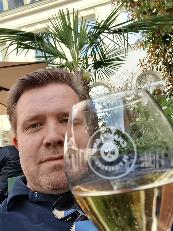 Tomi ja samppanjalasi